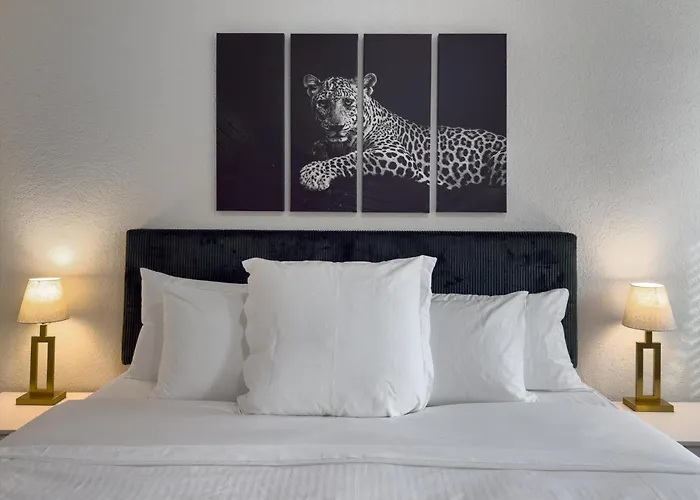 Lux Kalahari Retreat, Game Rm, 3 King Rms, Sleeps 17 Round Rock