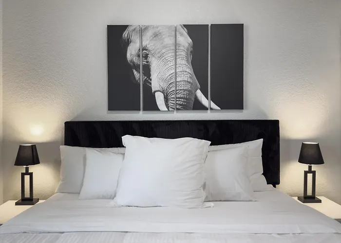 Holiday home Lux Kalahari Retreat, Game Rm, 3 King Rms, Sleeps 17 *