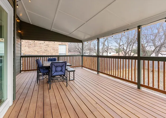 Lux Kalahari Retreat, Game Rm, 3 King Rms, Sleeps 17 Holiday home Round Rock