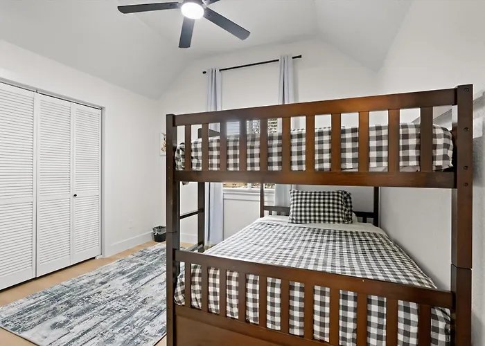 Lux Kalahari Retreat, Game Rm, 3 King Rms, Sleeps 17 * Round Rock